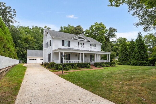 Building Photo - Classic Country Club Elegance