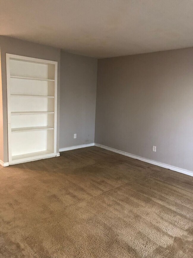 Building Photo - 1 bedroom / 1 bathroom 1st floor unit