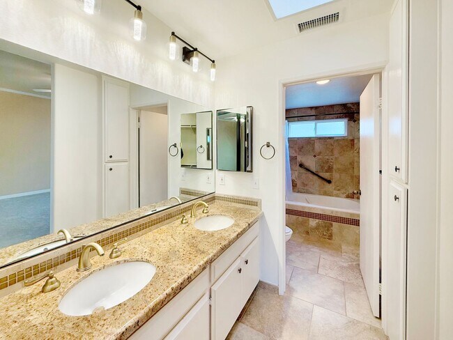 Building Photo - Great 3B/2BA House in San Marcos!