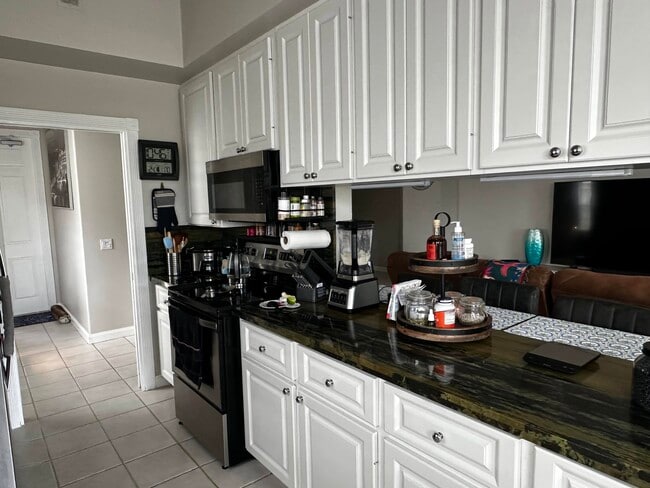 Building Photo - 2023 Valencia Dr