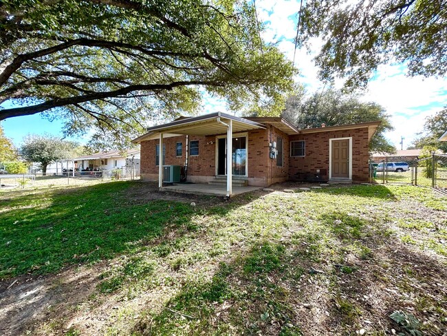 Building Photo - AVAILABLE NOW! 3 Bedroom / 2 Bath Home Nea...