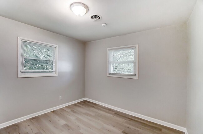Building Photo - Three Bedroom with Driveway in Dayton!