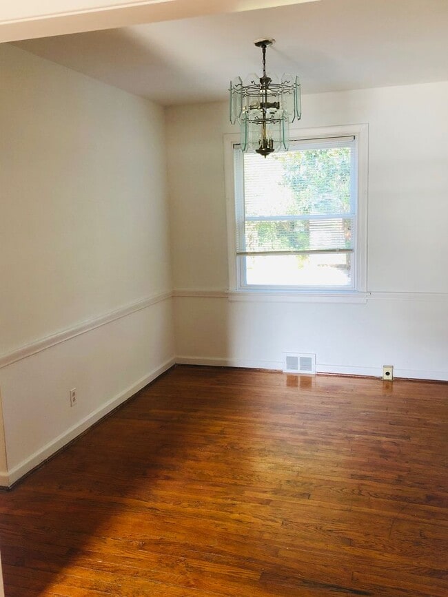 Building Photo - Adorable 4 bdrm/2 bath Home Located on Monument Ave. Near Willow Lawn!