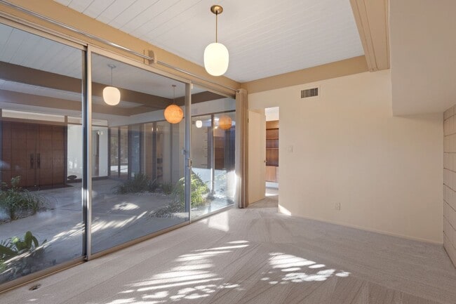 Building Photo - Stunning Mid-Century Modern 4 BR 3 BA with Bonus Room and Office