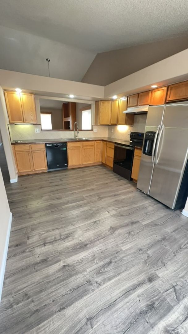 Building Photo - Spacious Antelope Meadows 5BD Home in Nort...
