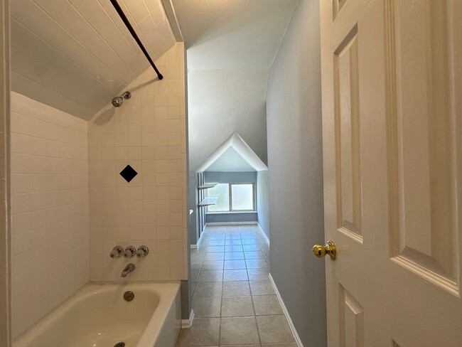 Building Photo - 3 Bedroom 2 Full Bath Renovated Single Fam...