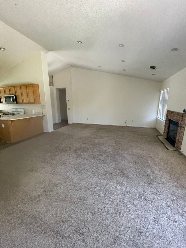 Building Photo - Beautiful 3 bedroom and 2 bath home ready for move in.