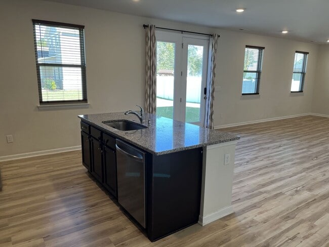 Building Photo - Spacious 5 Bed home in East Charlotte