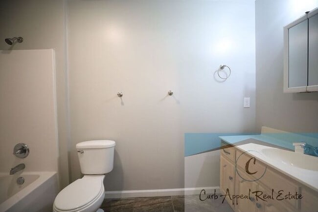 Building Photo - Spacious 2 bed /2 full bath apt