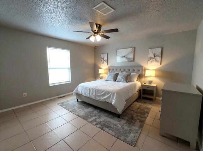 Building Photo - Spacious 4-Bedroom Home with Fireplace & Large Backyard in SW Fort Worth