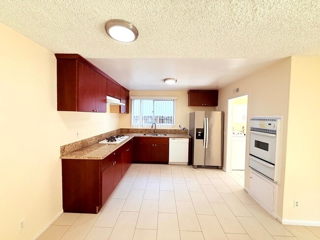 Building Photo - Beautiful Renovated Spacious 4 Bed - 2 Bath Home in West Hills