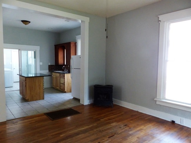 Building Photo - 923 W Elm St