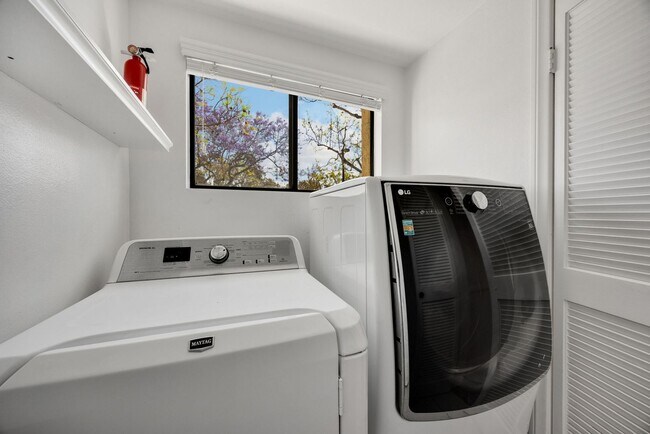 Building Photo - 3 Bed, 3 Bath townhome in Woodbridge Village