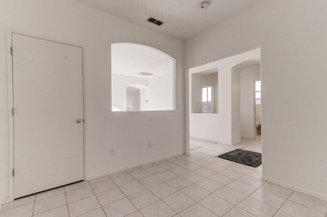 Building Photo - 9392 Lakepoint Dr