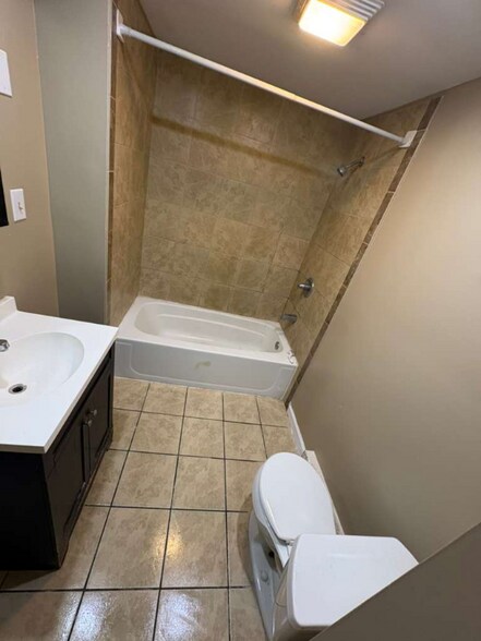 Building Photo - 552 Main St