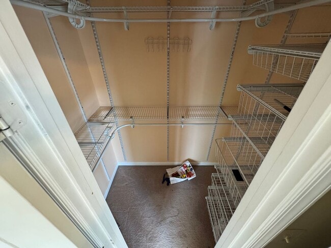 Building Photo - Beautiful And Spacious 3 Bed 3 Bath End Un...