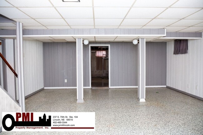 Building Photo - 3 Bedroom and 1.5 bathroom House for rent