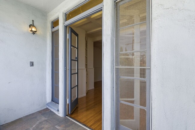 Building Photo - 307 S Doheny Dr