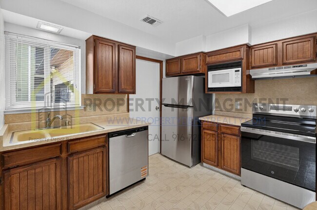 Building Photo - 9550 Colton Ave