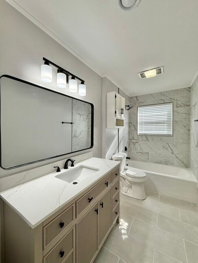 Building Photo - Charming 3-Bedroom Home! Tour Today!