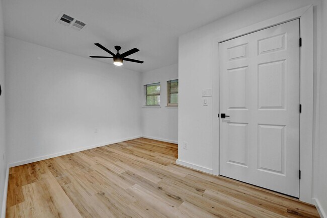 Building Photo - Top of the line 6 bed in West Campus!!! 1913!!!