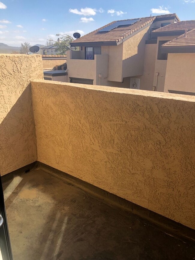 Building Photo - 3 bedroom 2 bathroom Condo in Helendale!