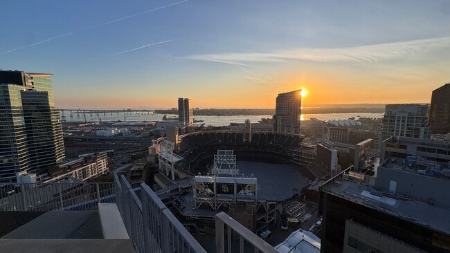 Building Photo - Urban Living with Iconic Views