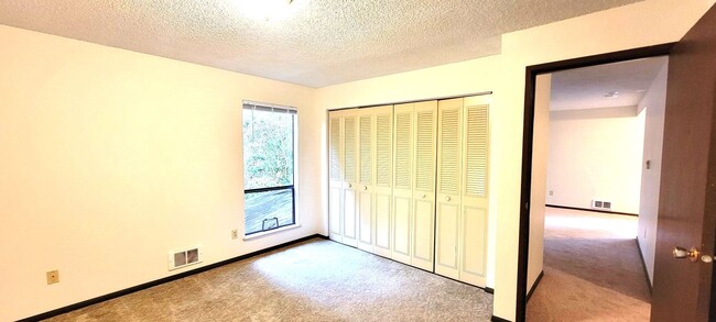 Building Photo - Lynnwood Charming 1 BD / 1 BA Condo