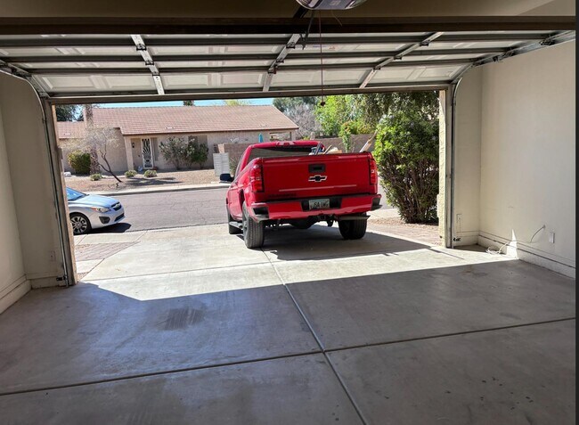 Building Photo - 2720 E Hulet Dr