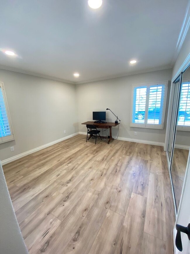 Building Photo - Beautifully Remodeled 3 Bedroom Naples Hou...