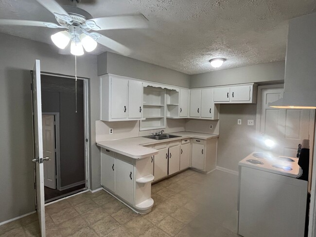 Building Photo - **UPCOMING**4 Bedroom / 2 Bathroom Home fo...