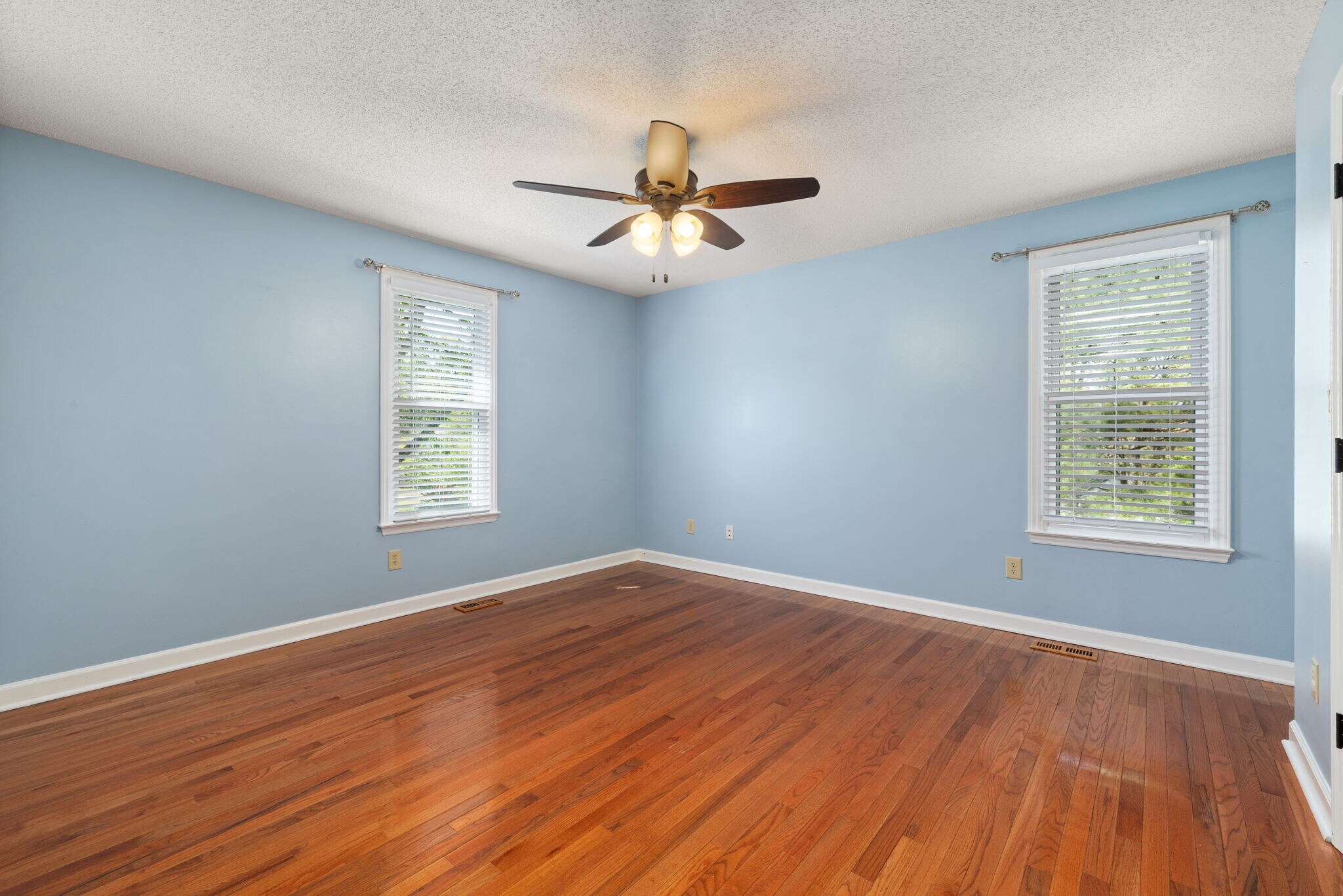 Spacious primary bedroom - 940 Skylar Ct