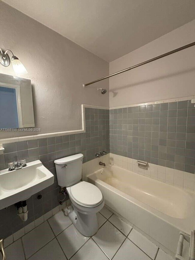 Building Photo - 301 Sharar Ave