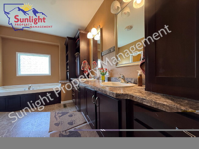 Building Photo - 3 Bed 2 Bath 2,756 sq ft on 2+ acres in Columbus
