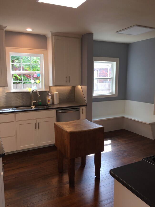 Building Photo - 301 Clifford St