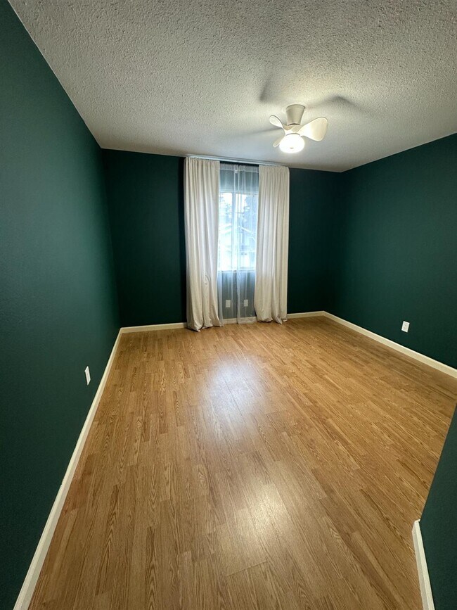 Building Photo - 813 E Mockingbird Ln