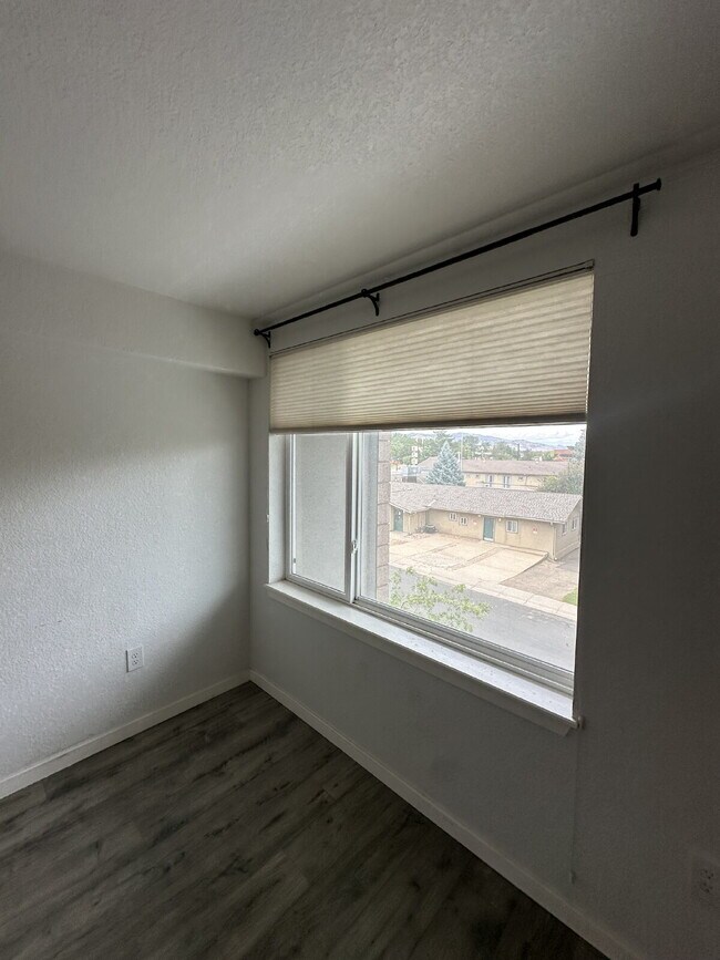 Building Photo - Now Available! Private room in 3 bed / 2 bath condo