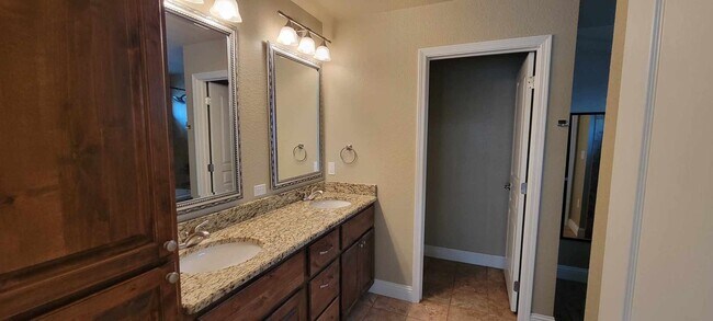 Building Photo - Beautiful 3 bed 2 bath home!