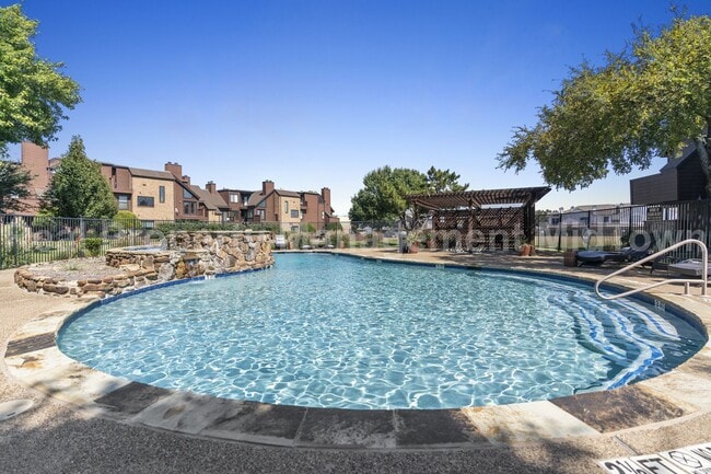 Building Photo - Cozy One-Bedroom Townhome in Prime Arlingt...