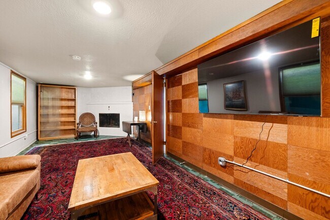 Building Photo - Mid-Century Classic! 3bd/3ba 2700 sf Short...