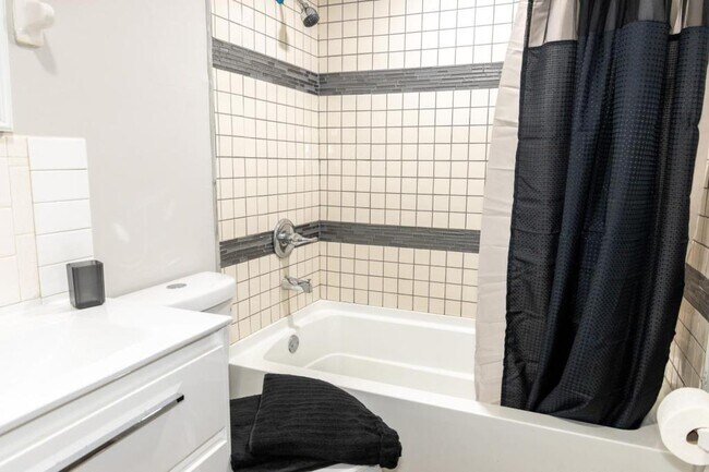 Building Photo - 1450 Villa Ct