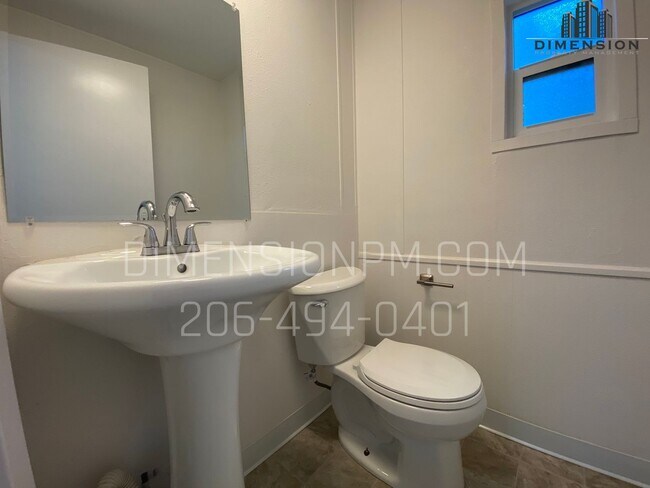 Building Photo - 4 Bed 2.5 Bath Remodelled Manufactured Home in Kent! Available NOW! Easy self showings!