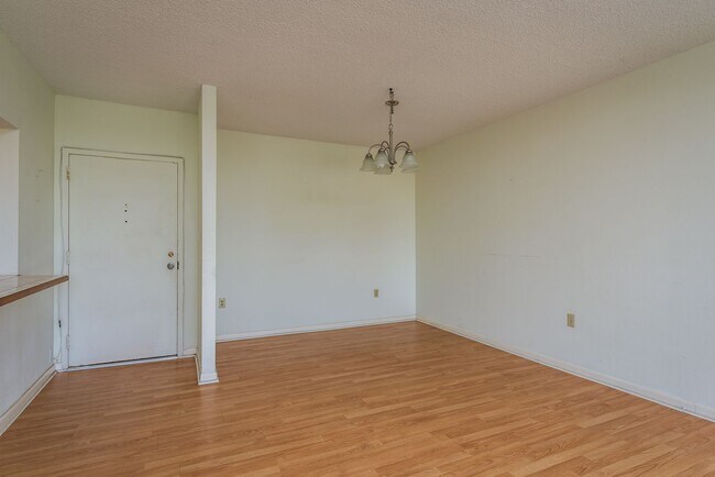 Building Photo - Harbor Oaks Place
