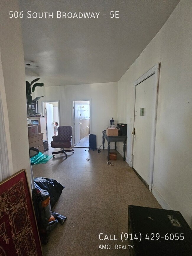 Building Photo - 506 S Broadway