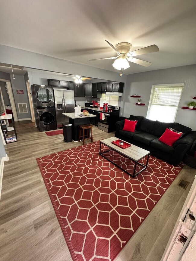 Building Photo - 3 Bed 3 Bath House near VCU and Byrd Park!