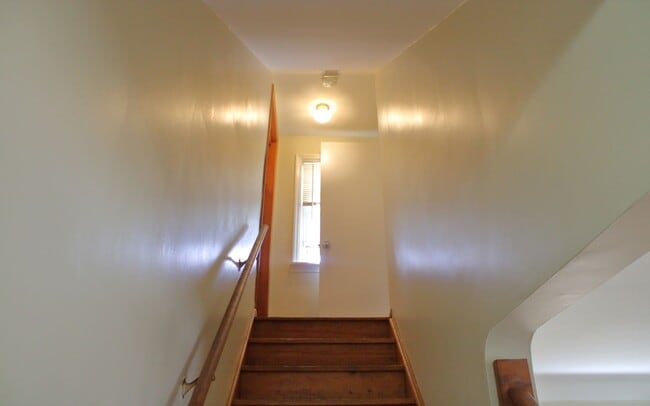 Building Photo - 3 Bed 1.5 bath Single Family Home