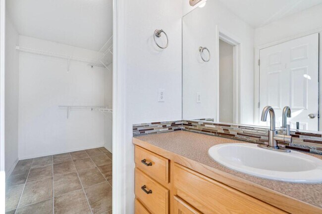 Building Photo - 326 Moss Rock Way