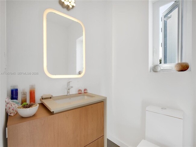 Building Photo - 727 14th Pl