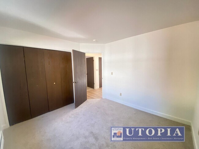 Building Photo - 136 Market St