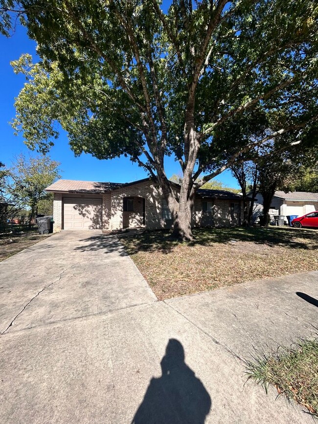 Building Photo - CUTE 3 BEDROOM HOME FEATURING 2 LIVING ARE...